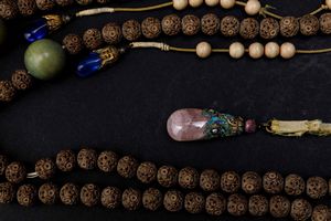 Collana da preghiera con perle in legno ed elementi in turchese, quarzo rosa e smalto, Cina, Dinastia Qing, XIX secolo  - Asta Fine chinese works of art - Associazione Nazionale - Case d'Asta italiane