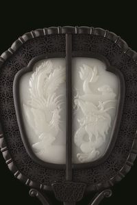 Paravento da tavolo a foggia di ventaglio con placche finemente scolpite in giada bianca raffiguranti drago e fenice, Cina, XX secolo  - Asta Fine chinese works of art - Associazione Nazionale - Case d'Asta italiane