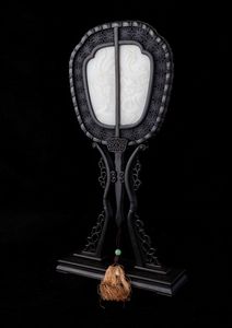 Paravento da tavolo a foggia di ventaglio con placche finemente scolpite in giada bianca raffiguranti drago e fenice, Cina, XX secolo  - Asta Fine chinese works of art - Associazione Nazionale - Case d'Asta italiane