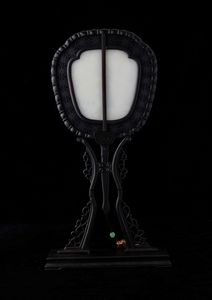 Paravento da tavolo a foggia di ventaglio con placche finemente scolpite in giada bianca raffiguranti drago e fenice, Cina, XX secolo  - Asta Fine chinese works of art - Associazione Nazionale - Case d'Asta italiane