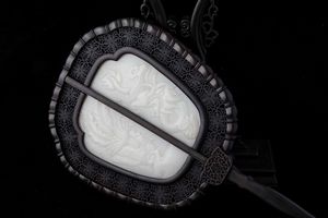 Paravento da tavolo a foggia di ventaglio con placche finemente scolpite in giada bianca raffiguranti drago e fenice, Cina, XX secolo  - Asta Fine chinese works of art - Associazione Nazionale - Case d'Asta italiane