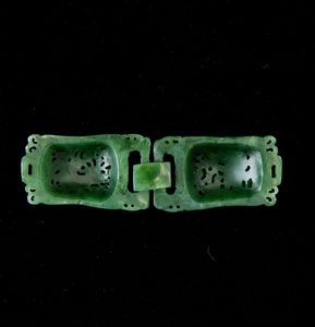 Fibbia scolpita in giada verde spinacio con decoro di draghi a traforo e a rilievo, Cina, Dinastia Qing, XIX secolo  - Asta Fine chinese works of art - Associazione Nazionale - Case d'Asta italiane