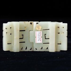 Fibbia scolpita in giada Celadon con decori geometrici incisi e a traforo, Cina, Dinastia Qing, XIX secolo  - Asta Fine chinese works of art - Associazione Nazionale - Case d'Asta italiane