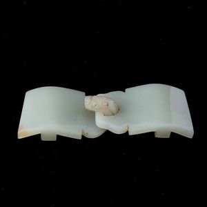 Fibbia scolpita in giada Celadon con dettaglio a foggia di draghetto, Cina, Dinastia Qing, XIX secolo  - Asta Fine chinese works of art - Associazione Nazionale - Case d'Asta italiane
