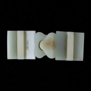 Fibbia scolpita in giada Celadon con dettaglio a foggia di draghetto, Cina, Dinastia Qing, XIX secolo  - Asta Fine chinese works of art - Associazione Nazionale - Case d'Asta italiane