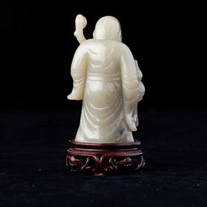 Figura di Luohan scolpita in giada Celadon, Cina, Dinastia Qing, XIX secolo  - Asta Fine chinese works of art - Associazione Nazionale - Case d'Asta italiane