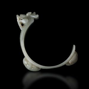Bracciale scolpito in giada Celadon con figura di drago e animali a rilievo, Cina, Dinastia Qing, XIX secolo  - Asta Fine chinese works of art - Associazione Nazionale - Case d'Asta italiane