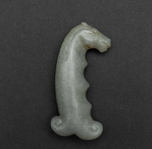 Manico di pugnale scolpito in giada Celadon a foggia di draghetto, Cina, Dinastia Qing, XIX secolo  - Asta Fine chinese works of art - Associazione Nazionale - Case d'Asta italiane