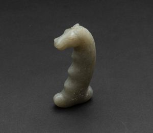 Manico di pugnale scolpito in giada Celadon a foggia di draghetto, Cina, Dinastia Qing, XIX secolo  - Asta Fine chinese works of art - Associazione Nazionale - Case d'Asta italiane