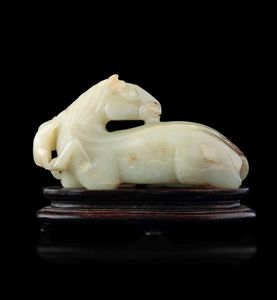 Figura di cavallo con scimmietta scolpita in giada Celadon e russet, Cina, Dinastia Qing, epoca Qianlong (1736-1796)  - Asta Fine chinese works of art - Associazione Nazionale - Case d'Asta italiane