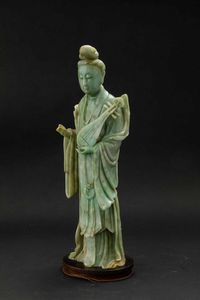 Grande e rara figura di dama con strumento musicale scolpita in giada Celadon, Cina, Dinastia Qing, marca e del periodo Qianlong (1736-1796)  - Asta Fine chinese works of art - Associazione Nazionale - Case d'Asta italiane