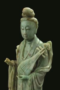 Grande e rara figura di dama con strumento musicale scolpita in giada Celadon, Cina, Dinastia Qing, marca e del periodo Qianlong (1736-1796)  - Asta Fine chinese works of art - Associazione Nazionale - Case d'Asta italiane