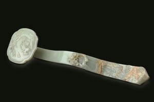 Grande Ruyi finemente scolpito in giada Celadon e russet con decori naturalistici a rilievo, Cina, Dinastia Qing, epoca Qianlong (1736-1796)  - Asta Fine chinese works of art - Associazione Nazionale - Case d'Asta italiane