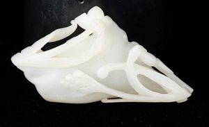 Sciacquapennelli finemente scolpito in giada bianca e russet a foggia di foglia, Cina, Dinastia Qing, epoca Qianlong (1736-1796)  - Asta Fine chinese works of art - Associazione Nazionale - Case d'Asta italiane