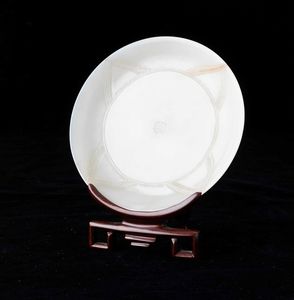 Piatto scolpito in giada bianca con decori incisi, Cina, Dinastia Qing, XIX secolo  - Asta Fine chinese works of art - Associazione Nazionale - Case d'Asta italiane
