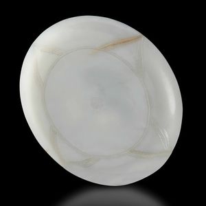 Piatto scolpito in giada bianca con decori incisi, Cina, Dinastia Qing, XIX secolo  - Asta Fine chinese works of art - Associazione Nazionale - Case d'Asta italiane