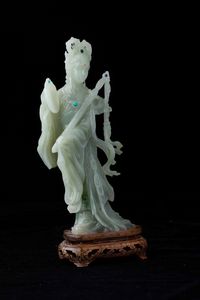 Figura di fanciulla con specchio e spada scolpita in giada Celadon e innesti di pietre dure, Cina, XX secolo  - Asta Fine chinese works of art - Associazione Nazionale - Case d'Asta italiane