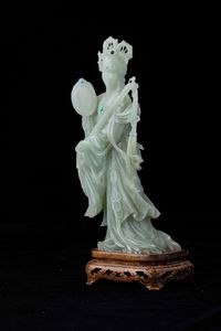 Figura di fanciulla con specchio e spada scolpita in giada Celadon e innesti di pietre dure, Cina, XX secolo  - Asta Fine chinese works of art - Associazione Nazionale - Case d'Asta italiane