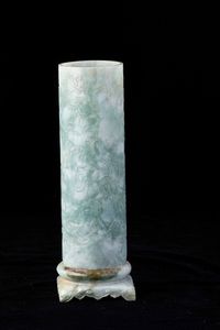 Vaso cilindrico scolpito in giadeite con figura di drago incisa, Cina, Dinastia Qing, XIX secolo  - Asta Fine chinese works of art - Associazione Nazionale - Case d'Asta italiane