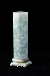Vaso cilindrico scolpito in giadeite con figura di drago incisa, Cina, Dinastia Qing, XIX secolo  - Asta Fine chinese works of art - Associazione Nazionale - Case d'Asta italiane