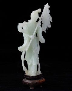 Figura di fanciulla con stendardo scolpita in giada bianca, Cina, Repubblica, XX secolo  - Asta Fine chinese works of art - Associazione Nazionale - Case d'Asta italiane