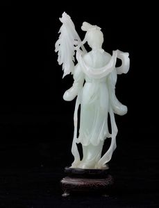 Figura di fanciulla con stendardo scolpita in giada bianca, Cina, Repubblica, XX secolo  - Asta Fine chinese works of art - Associazione Nazionale - Case d'Asta italiane