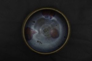 Coppa in porcellana Jun con smalto nei toni del celeste e colpi di viola, Cina, Dinastia Ming, XVII secolo  - Asta Fine chinese works of art - Associazione Nazionale - Case d'Asta italiane