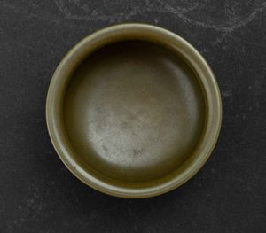 Ciotola in porcellana Longquan color oliva, Cina, Dinastia Qing, XIX secolo  - Asta Fine chinese works of art - Associazione Nazionale - Case d'Asta italiane