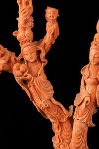 Ramo finemente scolpito in corallo raffigurante fanciulle con bambino, Cina, inizi XX secolo  - Asta Fine chinese works of art - Associazione Nazionale - Case d'Asta italiane