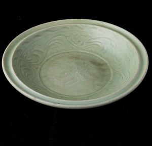 Piatto in porcellana Longquan color Celadon con decori vegetali, Cina, Dinastia Ming, XVII secolo  - Asta Fine chinese works of art - Associazione Nazionale - Case d'Asta italiane