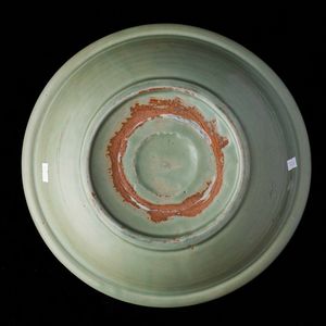 Piatto in porcellana Longquan color Celadon con decori vegetali, Cina, Dinastia Ming, XVII secolo  - Asta Fine chinese works of art - Associazione Nazionale - Case d'Asta italiane