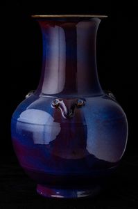 Grande e raro vaso in porcellana flamb� sui toni del viola e dell'azzurro con mascheroni, Cina, Dinastia Qing, marca e del periodo Qianlong (1736-1796)  - Asta Fine chinese works of art - Associazione Nazionale - Case d'Asta italiane