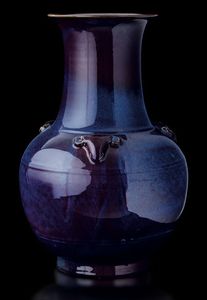 Grande e raro vaso in porcellana flamb� sui toni del viola e dell'azzurro con mascheroni, Cina, Dinastia Qing, marca e del periodo Qianlong (1736-1796)  - Asta Fine chinese works of art - Associazione Nazionale - Case d'Asta italiane