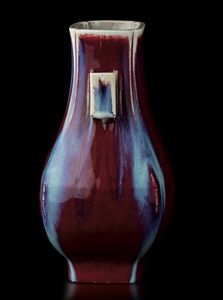 Vaso Fang Hu in porcellana flamb� sui toni del sangue di bue, del viola e dell'azzurro, Cina, Dinastia Qing, XIX secolo  - Asta Fine chinese works of art - Associazione Nazionale - Case d'Asta italiane