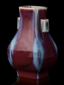 Vaso Fang Hu in porcellana flamb� sui toni del sangue di bue, del viola e dell'azzurro, Cina, Dinastia Qing, XIX secolo  - Asta Fine chinese works of art - Associazione Nazionale - Case d'Asta italiane