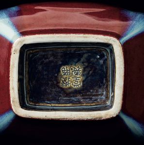 Vaso Fang Hu in porcellana flamb� sui toni del sangue di bue, del viola e dell'azzurro, Cina, Dinastia Qing, XIX secolo  - Asta Fine chinese works of art - Associazione Nazionale - Case d'Asta italiane