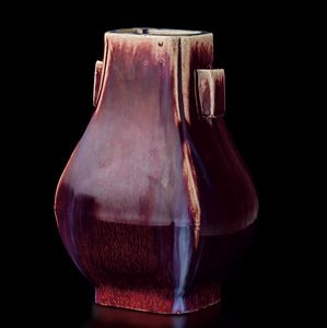 Vaso Fang Hu in porcellana flamb� sui toni del sangue di bue, del viola e dell'azzurro, Cina, Dinastia Qing, XIX secolo  - Asta Fine chinese works of art - Associazione Nazionale - Case d'Asta italiane