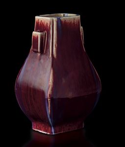 Vaso Fang Hu in porcellana flamb� sui toni del sangue di bue, del viola e dell'azzurro, Cina, Dinastia Qing, XIX secolo  - Asta Fine chinese works of art - Associazione Nazionale - Case d'Asta italiane