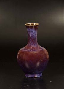 Vaso a bottiglia in porcellana flamb� sui toni del sangue di bue e del viola, Cina, Dinastia Qing, epoca Guangxu (1875-1908)  - Asta Fine chinese works of art - Associazione Nazionale - Case d'Asta italiane