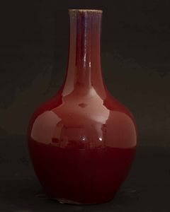 Vaso a bottiglia in porcellana monocroma color sangue di bue, Cina, Dinastia Qing, XIX secolo  - Asta Fine chinese works of art - Associazione Nazionale - Case d'Asta italiane