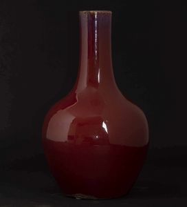 Vaso a bottiglia in porcellana monocroma color sangue di bue, Cina, Dinastia Qing, XIX secolo  - Asta Fine chinese works of art - Associazione Nazionale - Case d'Asta italiane