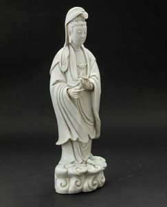 Figura di Guanyin stante con scroll in porcellana Blanc de Chine, Dehua, Cina, Dinastia Qing, epoca Qianlong (1736-1796)  - Asta Fine chinese works of art - Associazione Nazionale - Case d'Asta italiane