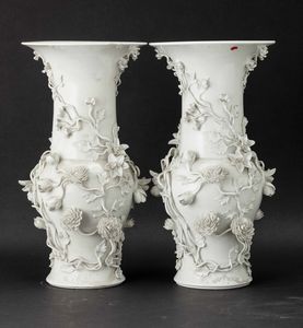 Coppia di vasi in porcellana Blanc de Chine con decori floreali a rilievo, Cina, Dinastia Qing, XIX secolo  - Asta Fine chinese works of art - Associazione Nazionale - Case d'Asta italiane