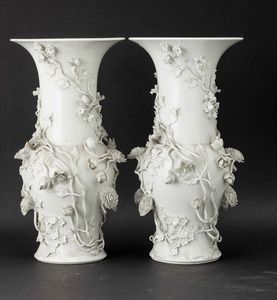 Coppia di vasi in porcellana Blanc de Chine con decori floreali a rilievo, Cina, Dinastia Qing, XIX secolo  - Asta Fine chinese works of art - Associazione Nazionale - Case d'Asta italiane