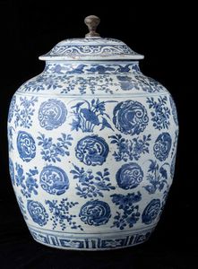 Grande potiche in porcellana bianca e blu con decori floreali e motivi naturalistici, Cina, Dinastia Qing, epoca Wanli (1573-1619)  - Asta Fine chinese works of art - Associazione Nazionale - Case d'Asta italiane