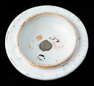 Grande potiche in porcellana bianca e blu con decori floreali e motivi naturalistici, Cina, Dinastia Qing, epoca Wanli (1573-1619)  - Asta Fine chinese works of art - Associazione Nazionale - Case d'Asta italiane