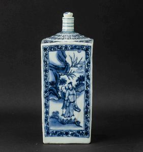 Bottiglia in porcellana bianca e blu con figure di saggi entro paesaggio, Cina, Dinastia Qing, epoca Shunzhi (1644-1661)  - Asta Fine chinese works of art - Associazione Nazionale - Case d'Asta italiane