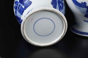 Coppia di potiches in porcellana bianca e blu con raffigurazione di saggi entro paesaggio, Cina, Dinastia Qing, epoca Kangxi (1662-1722)  - Asta Fine chinese works of art - Associazione Nazionale - Case d'Asta italiane