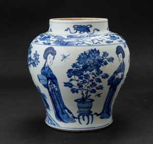 Vaso in porcellana bianca e blu con figure di fanciulle e simboli taoisti, Cina, Dinastia Qing, epoca Kangxi (1662-1722)  - Asta Fine chinese works of art - Associazione Nazionale - Case d'Asta italiane