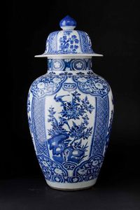 Potiche in porcellana bianca e blu con decori floreali e scene naturalistiche entro riserve, Cina, Dinastia Qing, epoca Kangxi (1662-1722)  - Asta Fine chinese works of art - Associazione Nazionale - Case d'Asta italiane